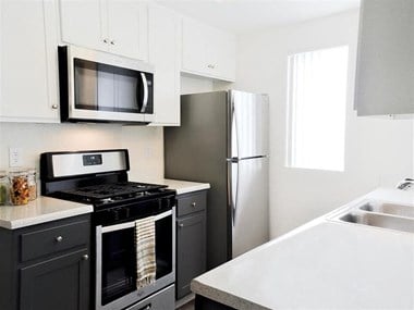 2196 W Kendall Drive 1-2 Beds Apartment for Rent Photo Gallery 1